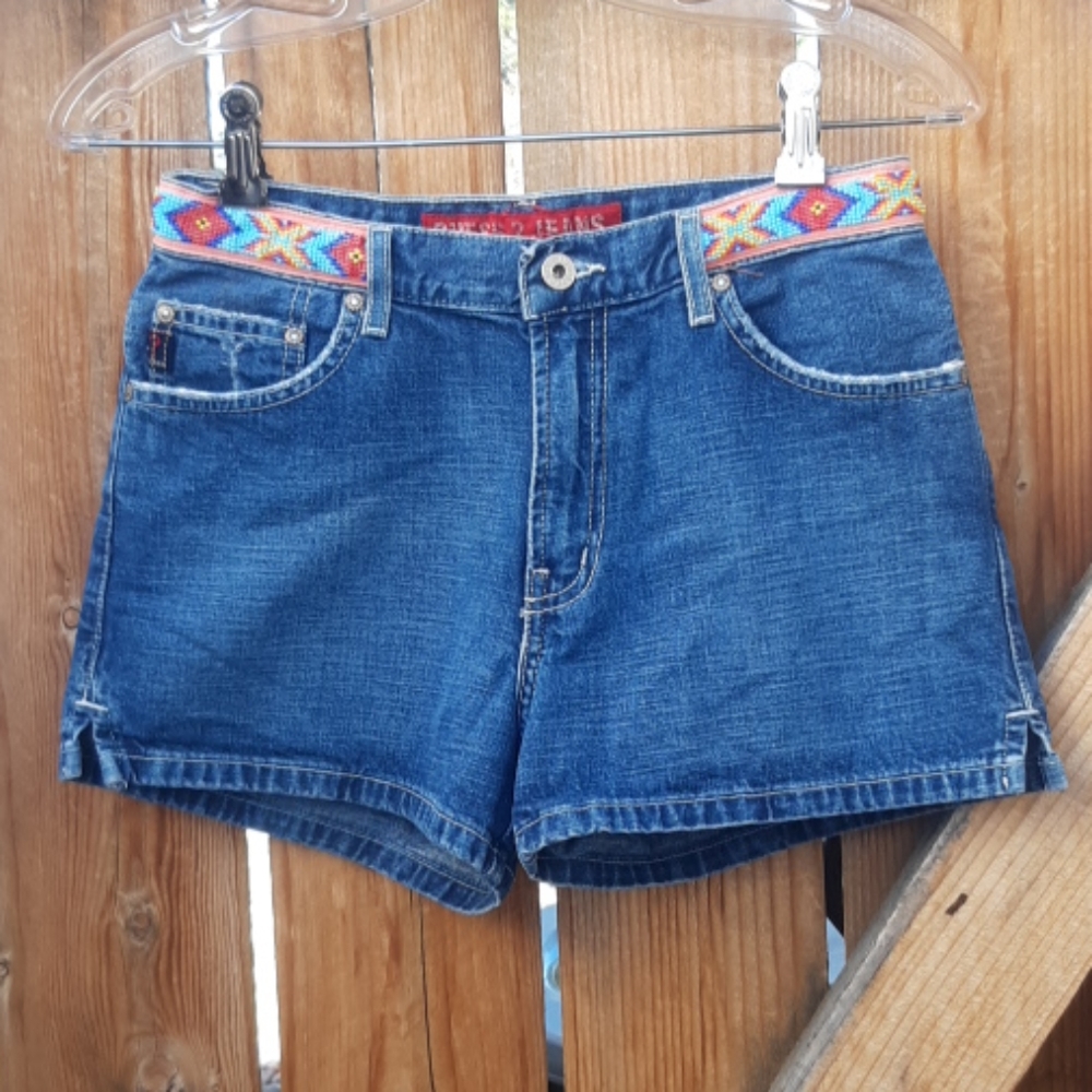 Guess vintage high rise mom jean shorts w/ beads